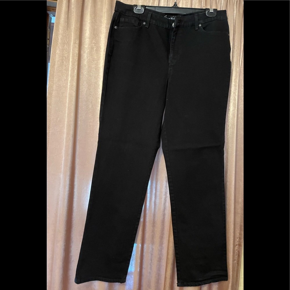 Gloria Vanderbilt Jeans Black slimming Size 12  No tags Never Worn! Lightweight!
